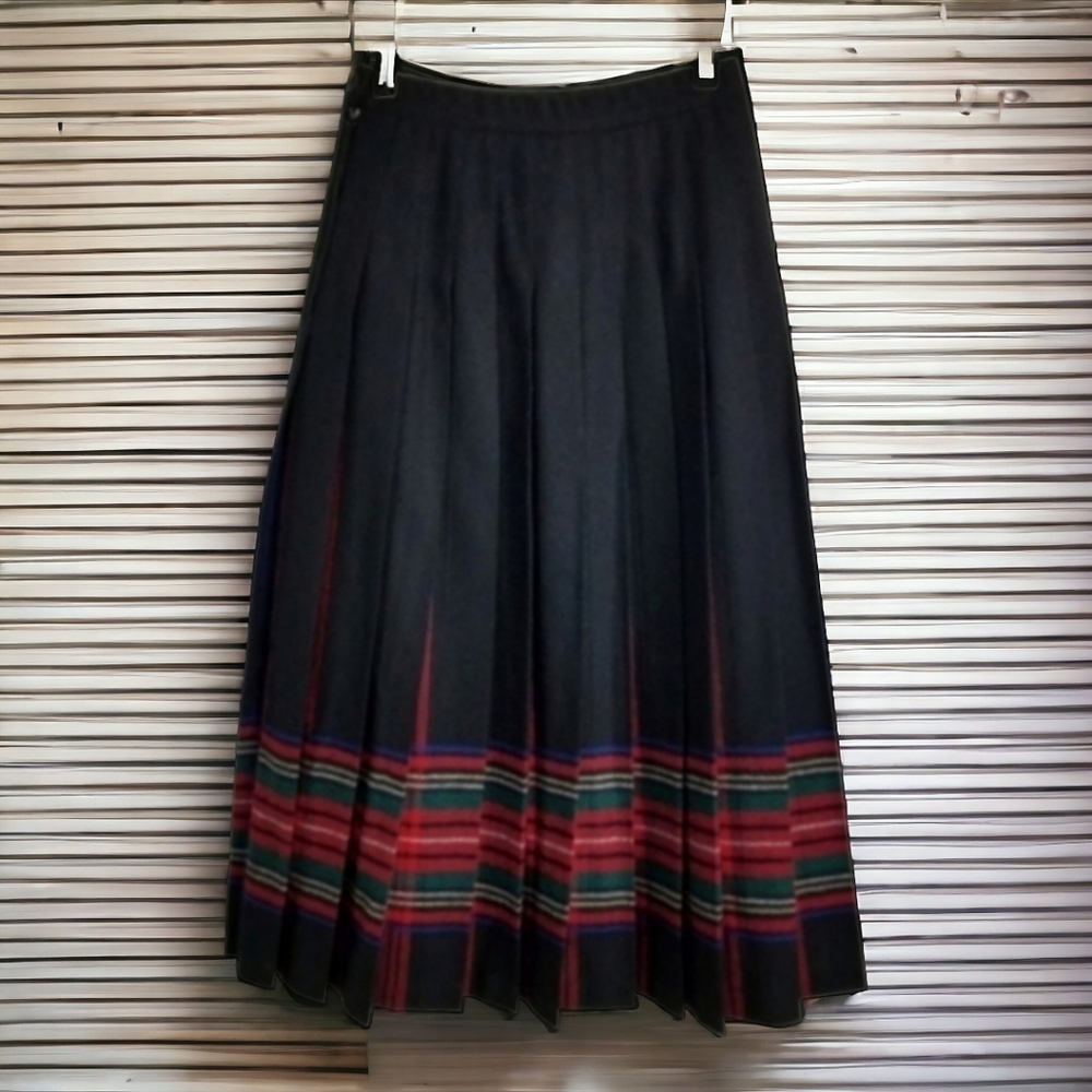 Pleated wool skirt